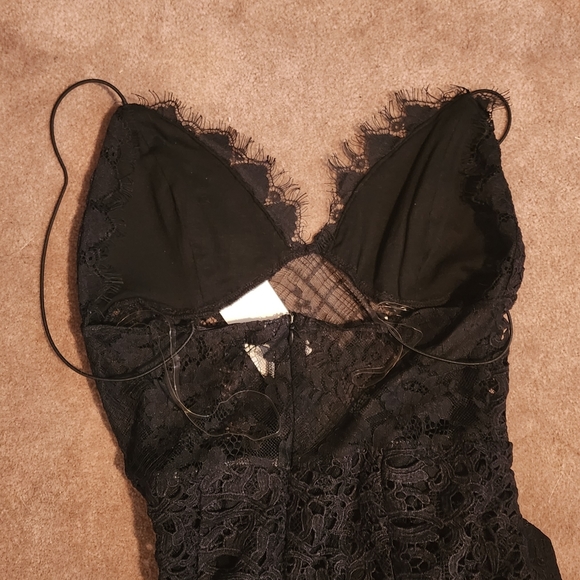 Hera Black Lace Bodycon Dress - Picture 4 of 8